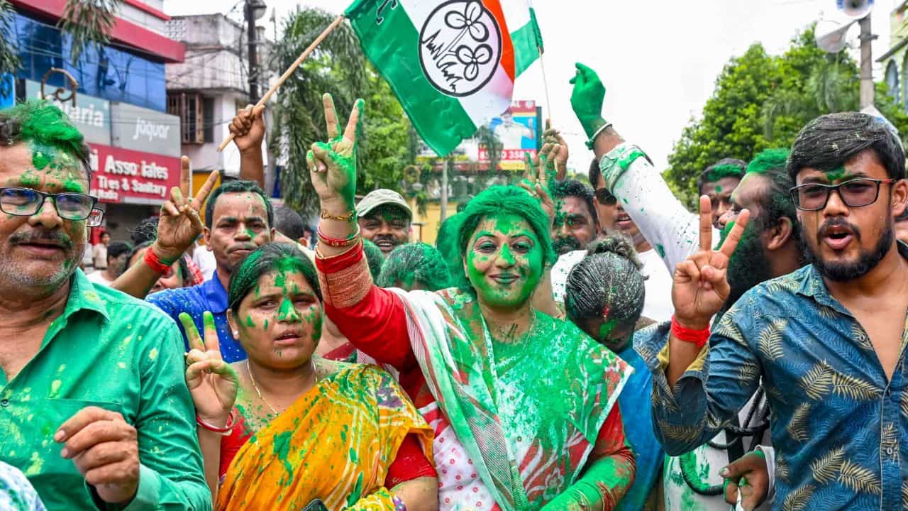 TMC Bye-Election: উপভোটে তৃণমূল ঝড়, তবে একুশ-চব্বিশের ফলাফলের নিরিখে এগোতে পারল কি? TMC Bye-Election: উপভোটে তৃণমূল ঝড়, তবে একুশ-চব্বিশের ফলাফলের নিরিখে এগোতে পারল কি?