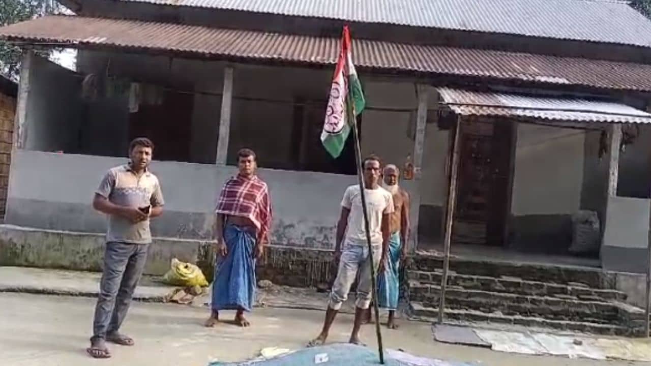 BJP-TMC: ঝান্ডা পুঁতে বিজেপি কর্মীদের সামাজিক বয়কট করা হয়েছে, তুফানগঞ্জে উঠল অভিযোগ