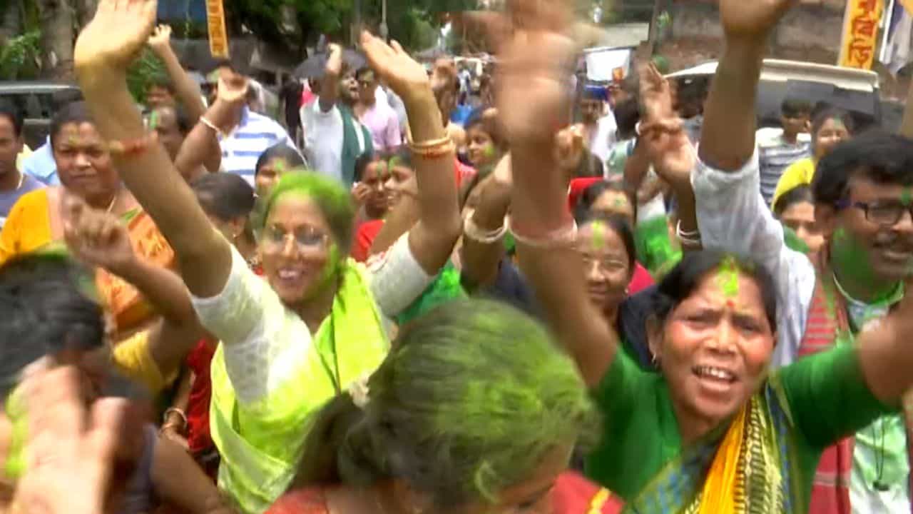 Bye-Poll: চারে চার জিতে কটা রেকর্ড গড়ল তৃণমূল, জানেন? Bye-Poll: চারে চার জিতে কটা রেকর্ড গড়ল তৃণমূল, জানেন?