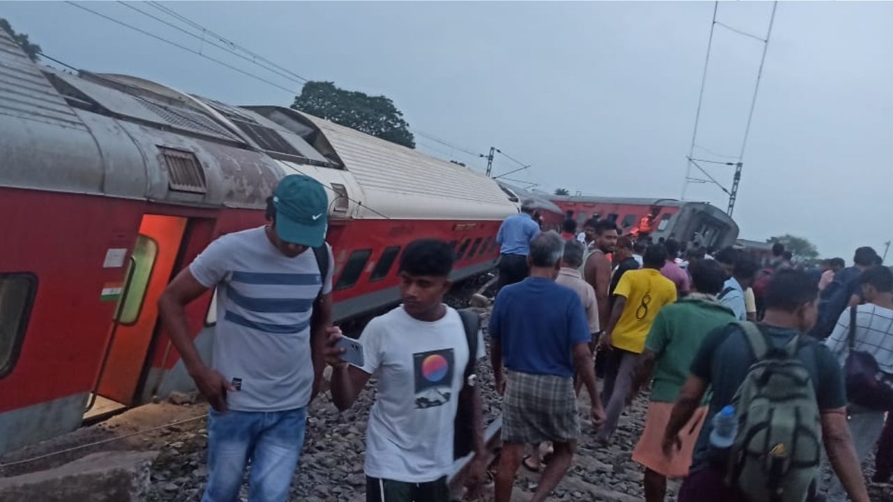 Rail Accident: আবারও সেই মালগাড়িই দুর্ঘটনার নেপথ্যে! ১৮টি বগি উল্টে গিয়েছে হাওড়া-সিএসএমটি মেলের