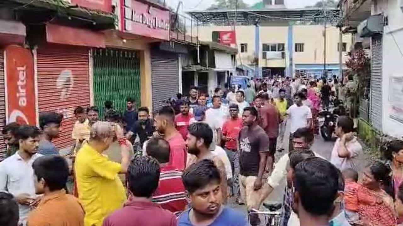 Alipurduar: ফিল্মি কায়দায় পাঁচ বছরের ছাত্রকে দিনেদুপুরে অপহরণের চেষ্টা! Alipurduar: ফিল্মি কায়দায় পাঁচ বছরের ছাত্রকে দিনেদুপুরে অপহরণের চেষ্টা!