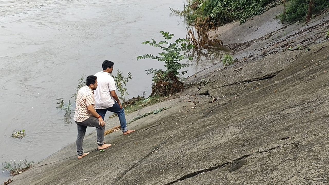 Atrayee River: ভরা বর্ষায় আত্রেয়ীর বাঁধে ফাটল, বালুরঘাট শহরের মানুষ ভয় পাচ্ছেন