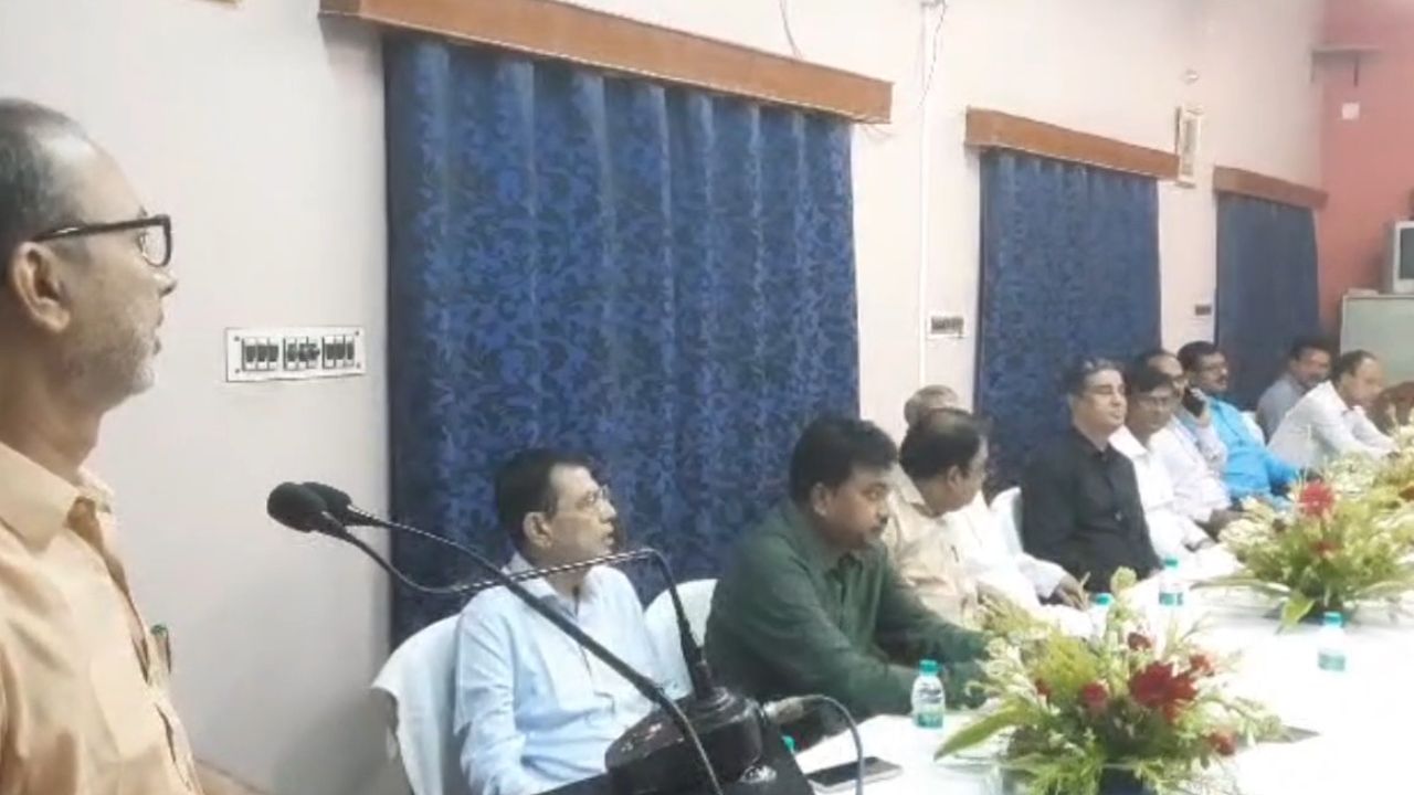 Balurghat College: 'স্টাডি ট্যুর'-এ বালুরঘাট কলেজে বিধানসভার উচ্চশিক্ষা স্ট্যান্ডিং কমিটির সদস্যরা Balurghat College: 'স্টাডি ট্যুর'-এ বালুরঘাট কলেজে বিধানসভার উচ্চশিক্ষা স্ট্যান্ডিং কমিটির সদস্যরা