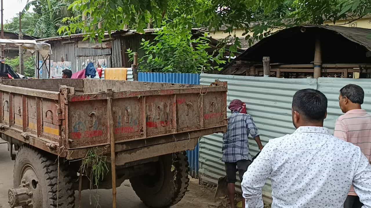 Balurghat: সুকান্তকে অভিযোগ জানাতে বলেছিলেন, সেই ওয়ার্ডে সকালেই ঢুকল ময়লা তোলার গাড়ি Balurghat: সুকান্তকে অভিযোগ জানাতে বলেছিলেন, সেই ওয়ার্ডে সকালেই ঢুকল ময়লা তোলার গাড়ি