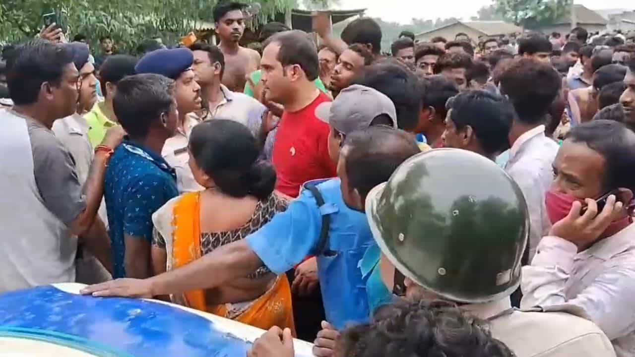 Bankura: অশৌচের বাড়িতে ভাই-বোনের এ কেমন ঘটনা, ক্ষোভে ফুঁসছেন স্থানীয়রা Bankura: অশৌচের বাড়িতে ভাই-বোনের এ কেমন ঘটনা, ক্ষোভে ফুঁসছেন স্থানীয়রা