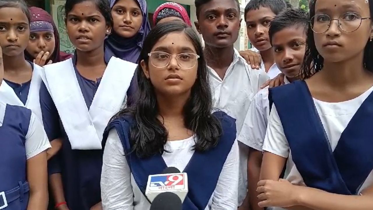 Teacher Crisis: 'মিড ডে মিল না, আমরা স্যর চাই', বেরুগ্রামের স্কুলে ৬১৬ পড়ুয়ার জন্য বরাদ্দ ৪ শিক্ষক Teacher Crisis: 'মিড ডে মিল না, আমরা স্যর চাই', বেরুগ্রামের স্কুলে ৬১৬ পড়ুয়ার জন্য বরাদ্দ ৪ শিক্ষক