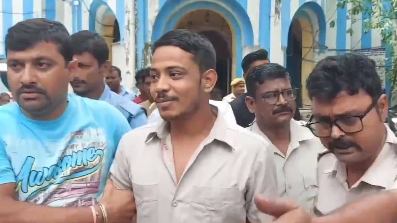 Burdwan: হাসিমুখে অস্ত্র নিয়ে আদালতচত্বরে! আইনশৃঙ্খলা নিয়ে প্রশ্ন তো উঠবেই