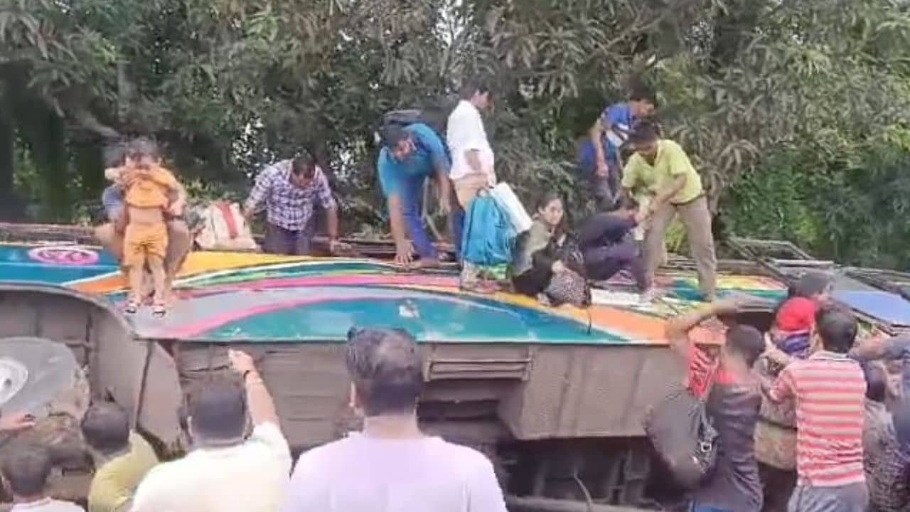 Accident: গতির দম দেখাচ্ছিলেন বাস চালক, গাড়ি উল্টে ভয়াবহ দুর্ঘটনার কবলে শিশু-সহ বাসযাত্রীরা