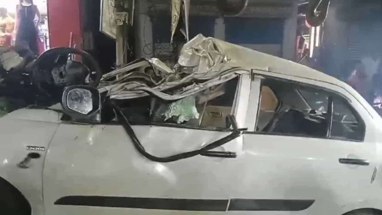 Road Accident: তারাপীঠ থেকে ফেরার পথে বেহালার পরিবার ভয়াবহ দুর্ঘটনার কবলে, নিহত ২ Road Accident: তারাপীঠ থেকে ফেরার পথে বেহালার পরিবার ভয়াবহ দুর্ঘটনার কবলে, নিহত ২