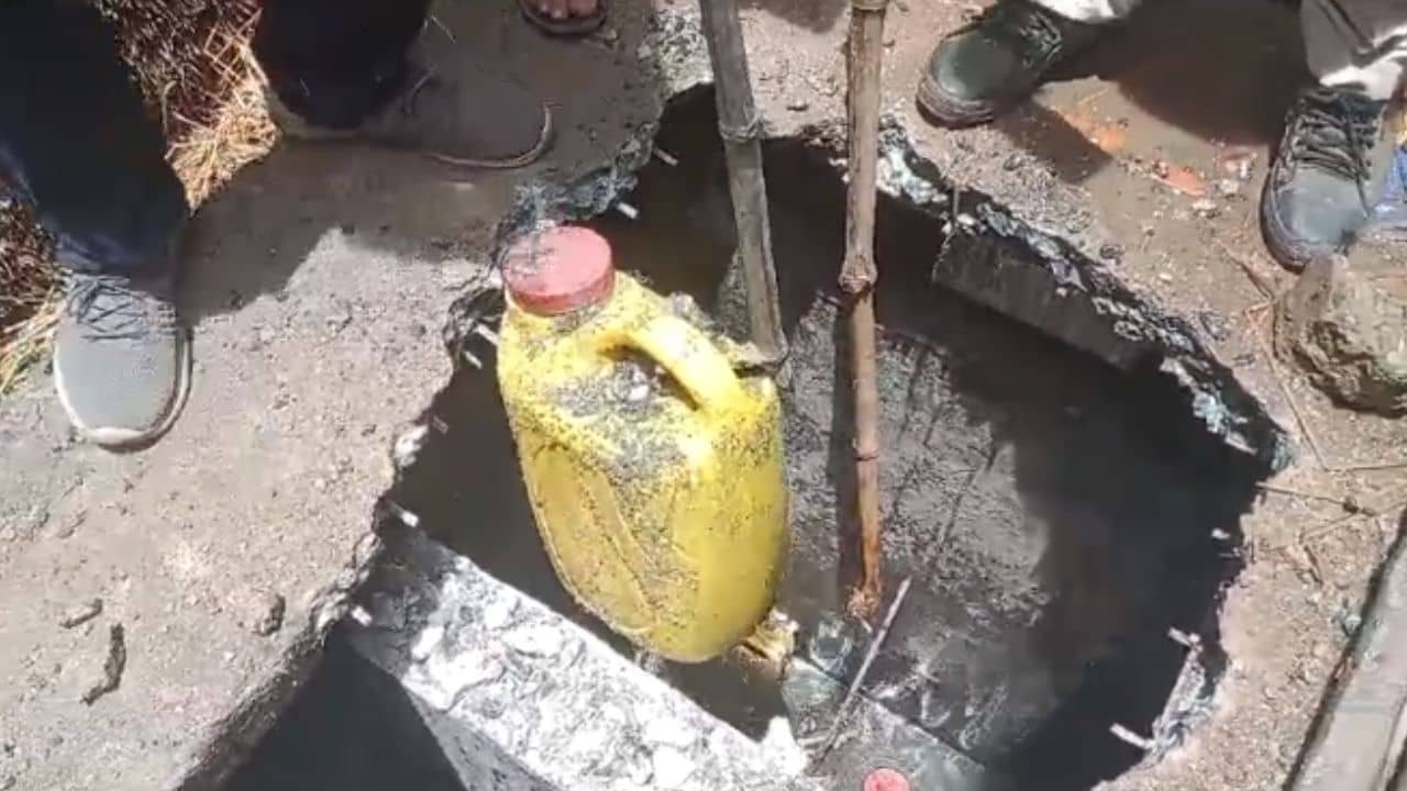 Septic Tank: সেপটিক ট্যাঙ্ক থেকে একের পর এক চোলাইয়ের ড্রাম উঠে আসছে, এ কী কাণ্ড!