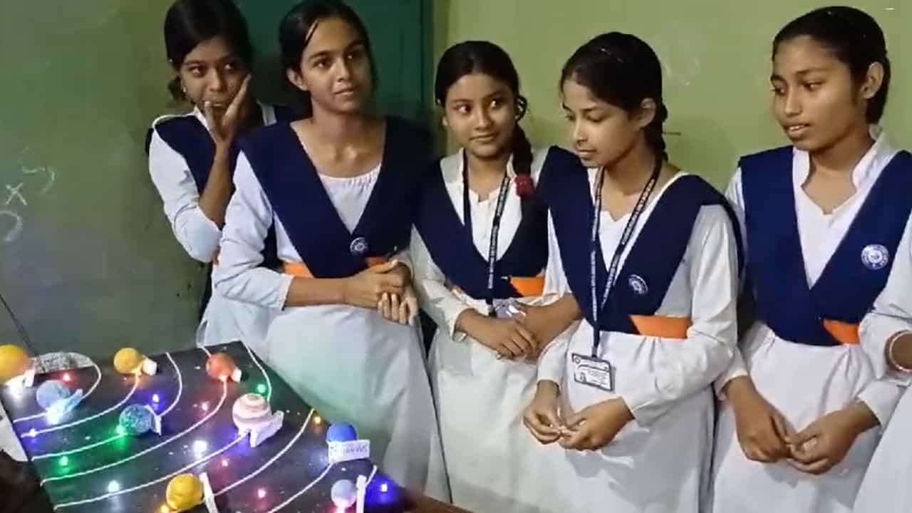 Dadpur School: টিভিনাইনের খবরের জের, ১১ বছর পর অঙ্কের শিক্ষিকা পেল দাদপুরের স্কুল Dadpur School: টিভিনাইনের খবরের জের, ১১ বছর পর অঙ্কের শিক্ষিকা পেল দাদপুরের স্কুল