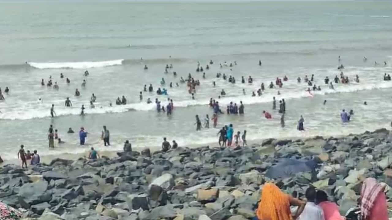 Digha: রাত পোহালেই পর্যটকদের খালি করতে হবে দিঘা, এল নির্দেশ Digha: রাত পোহালেই পর্যটকদের খালি করতে হবে দিঘা, এল নির্দেশ