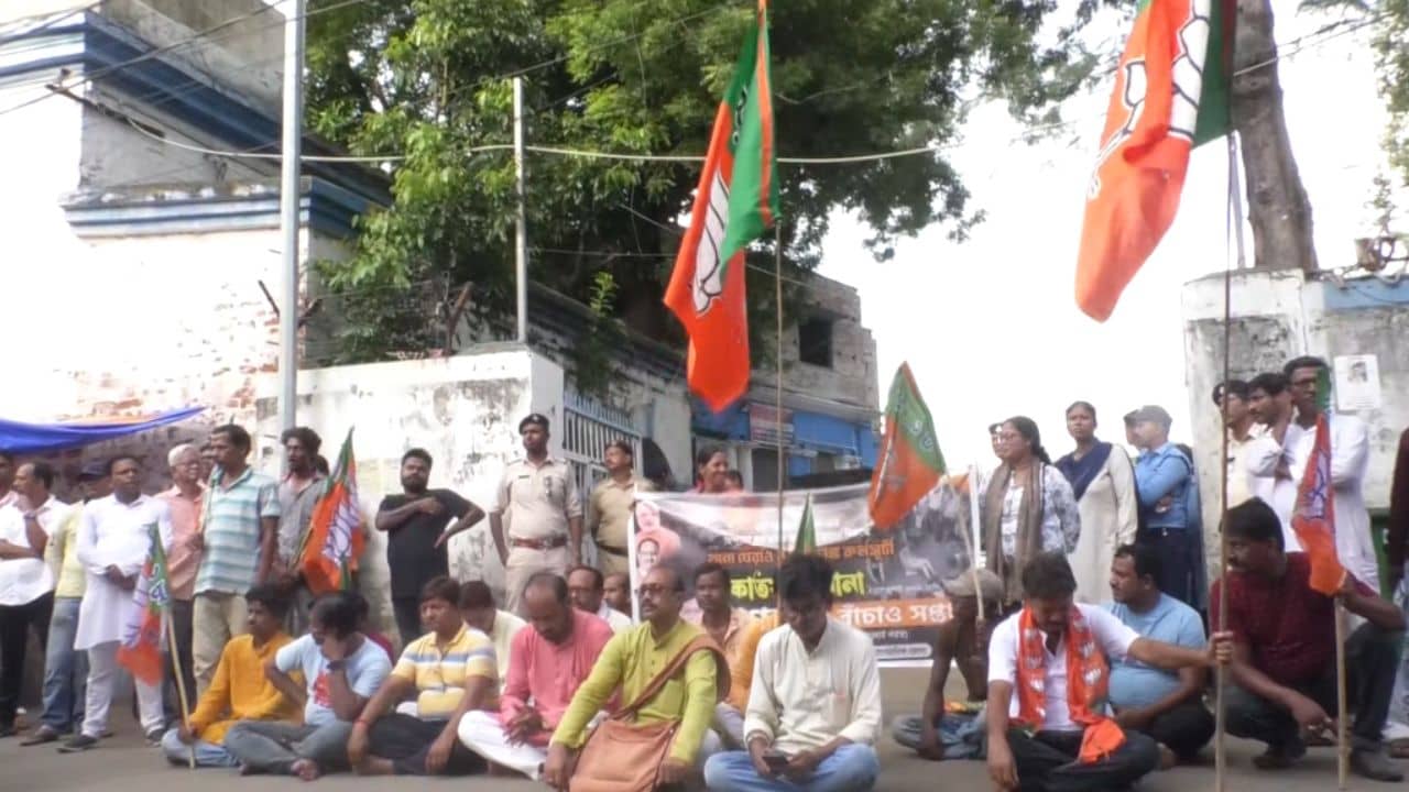 BJP: জেলায় জেলায় থানা ঘেরাও, গণতন্ত্র বাঁচাও কর্মসূচি বিজেপির