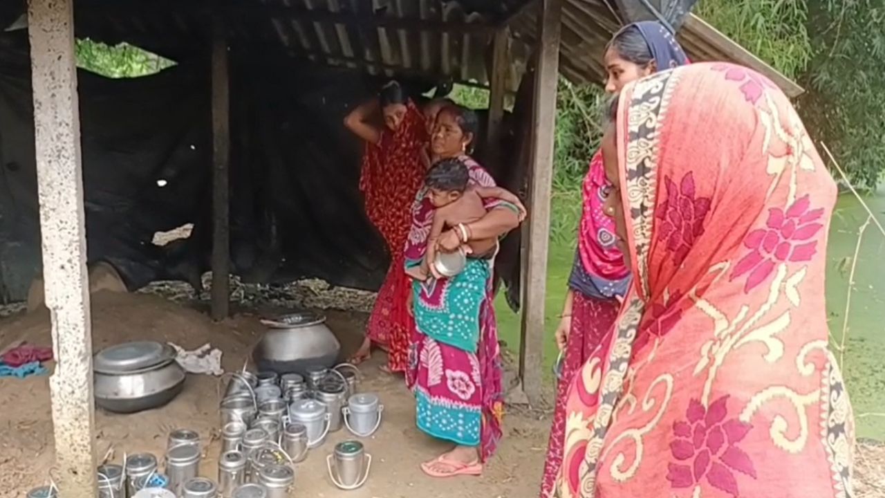 ICDS: এঁদো ডোবার পাশে শিশু, গর্ভবতীদের রান্না! এ কেমন ICDS কেন্দ্র? ICDS: এঁদো ডোবার পাশে শিশু, গর্ভবতীদের রান্না! এ কেমন ICDS কেন্দ্র?