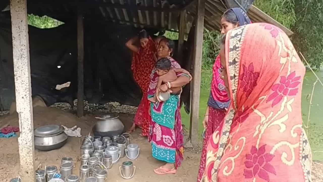 ICDS: এঁদো ডোবার পাশে শিশু, গর্ভবতীদের রান্না! এ কেমন ICDS কেন্দ্র? ICDS: এঁদো ডোবার পাশে শিশু, গর্ভবতীদের রান্না! এ কেমন ICDS কেন্দ্র?