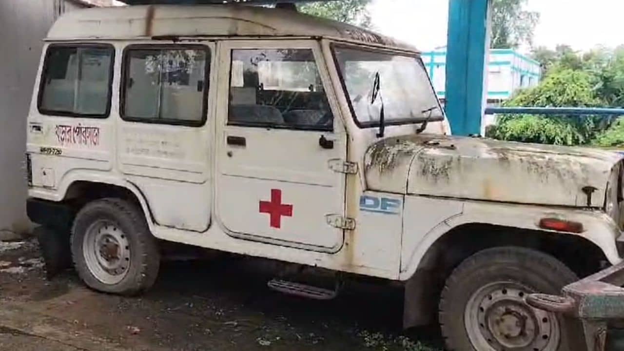 Kharar Municipality: সাংসদ দেব অ্যাম্বুল্যান্স তো দিয়েছেন, কিন্তু তার তো দেখাই নেই, খড়ারবাসী দুর্ভোগে