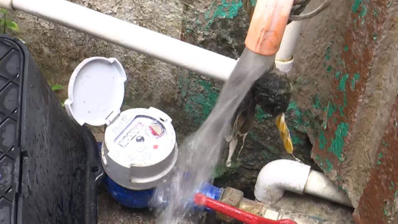 KMC: জলের অপচয় বাঁচাতে কলকাতায় কোটি কোটি টাকা খরচ, অথচ জলেই গেল!