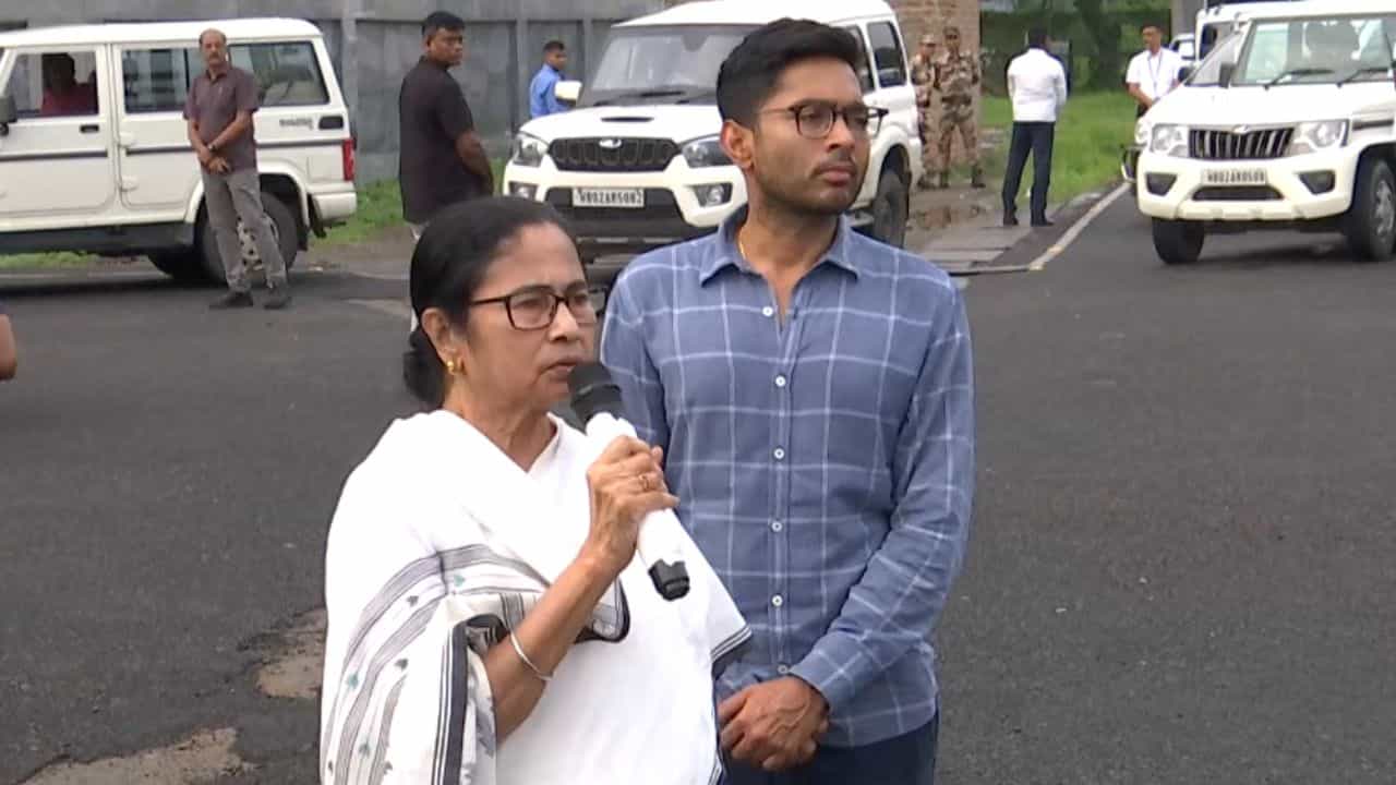 Mamata Banerjee: 'আমি এত সিনিয়র পলিটিশিয়ান...', অভিষেককে পাশে নিয়েই কেন্দ্রকে তোপ মমতার Mamata Banerjee: 'আমি এত সিনিয়র পলিটিশিয়ান...', অভিষেককে পাশে নিয়েই কেন্দ্রকে তোপ মমতার