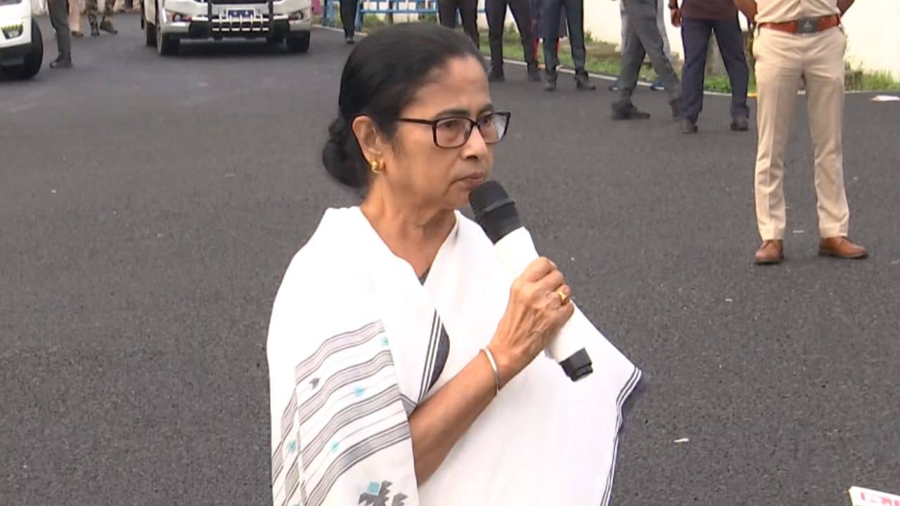 Mamata Banerjee: বারবার বেল টিপে বলছ স্টপ ইট, অগ্নিশর্মা মমতা