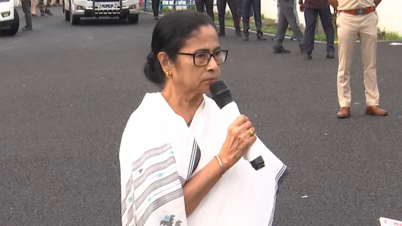 Mamata Banerjee: 'বারবার বেল টিপে বলছ স্টপ ইট', অগ্নিশর্মা মমতা Mamata Banerjee: 'বারবার বেল টিপে বলছ স্টপ ইট', অগ্নিশর্মা মমতা