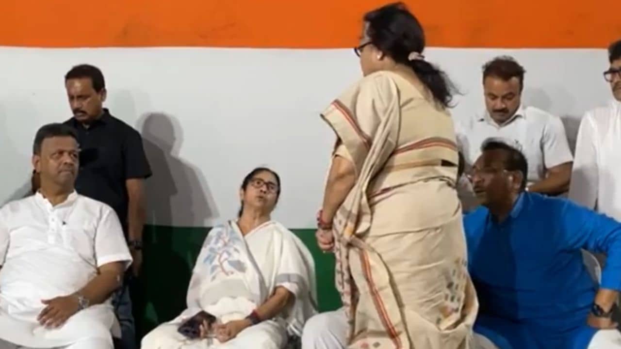 Mamata Banerjee-Sabitri Mitra: এনায়েতপুরকাণ্ড নিয়ে মমতার প্রশ্নের মুখে সাবিত্রী মিত্র