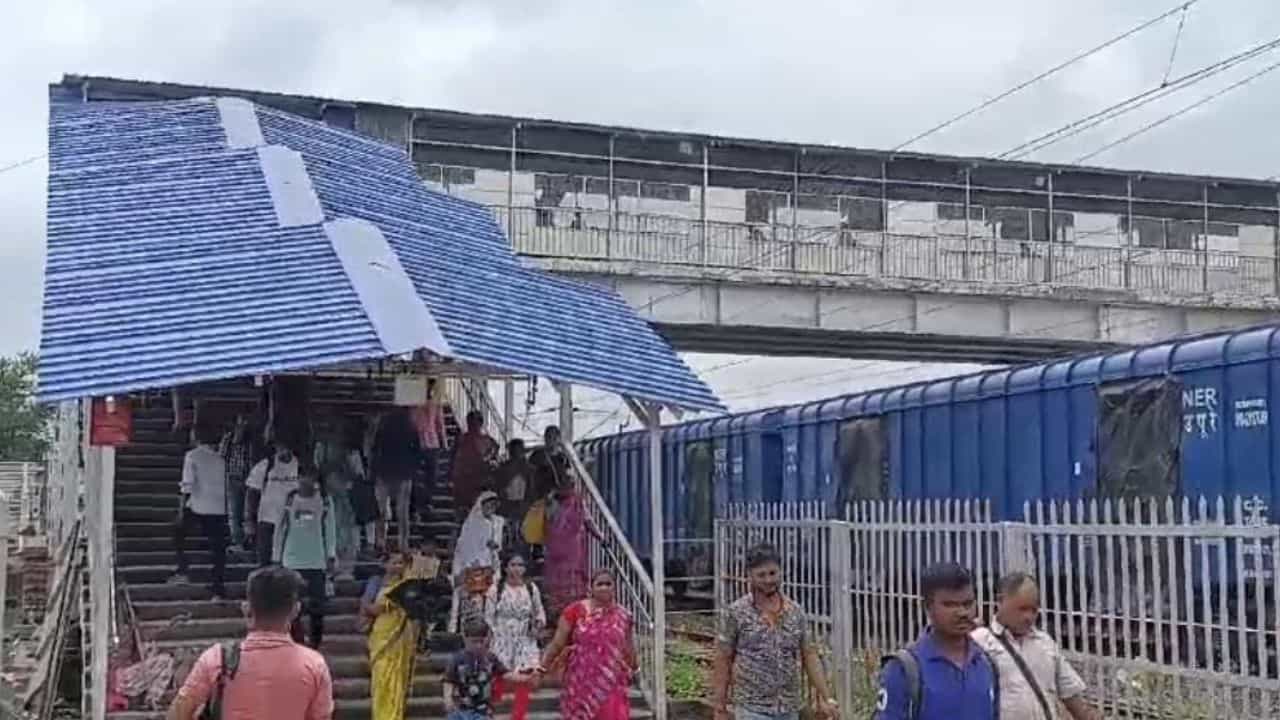Mecheda: সবুজ লুঙ্গি, ঘিয়ে শার্ট; পাঁশকুড়া স্টেশন থেকে হাতেনাতে ধরল রেল পুলিশ Mecheda: সবুজ লুঙ্গি, ঘিয়ে শার্ট; পাঁশকুড়া স্টেশন থেকে হাতেনাতে ধরল রেল পুলিশ