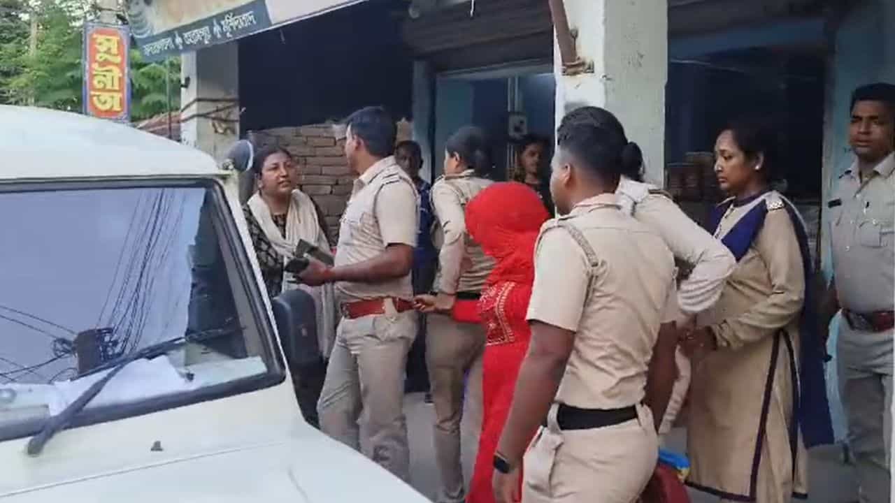 Behrampur: ঘরে ছড়ানো কন্ডোম, লক্ষ লক্ষ টাকা... পাড়ার মধ্যে এই কীর্তি, কেউ জানত না? Behrampur: ঘরে ছড়ানো কন্ডোম, লক্ষ লক্ষ টাকা... পাড়ার মধ্যে এই কীর্তি, কেউ জানত না?