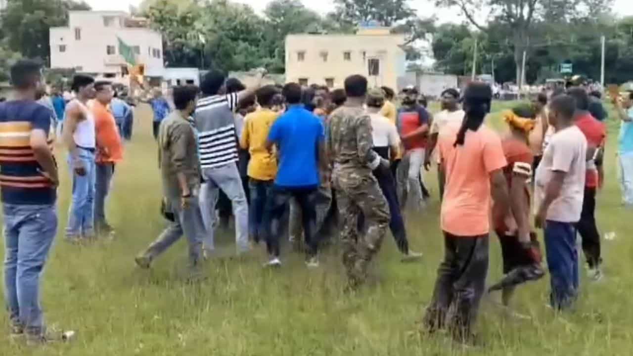 Jhalda: তৃণমূলের সংখ্যালঘু সেলের নেতা মাঠ দখল করে নিচ্ছেন, অভিযোগ তুলে ময়দানে গ্রামের লোকেরা Jhalda: তৃণমূলের সংখ্যালঘু সেলের নেতা মাঠ দখল করে নিচ্ছেন, অভিযোগ তুলে ময়দানে গ্রামের লোকেরা