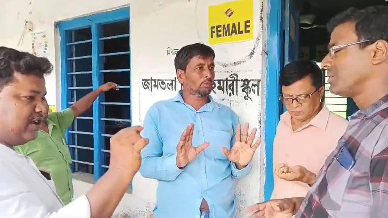 Nandigram: ছুটি নিয়েছেন শিক্ষক, অথচ খাতায় উপস্থিত, ক্ষোভে ফেটে পড়লেন অভিভাবকরা