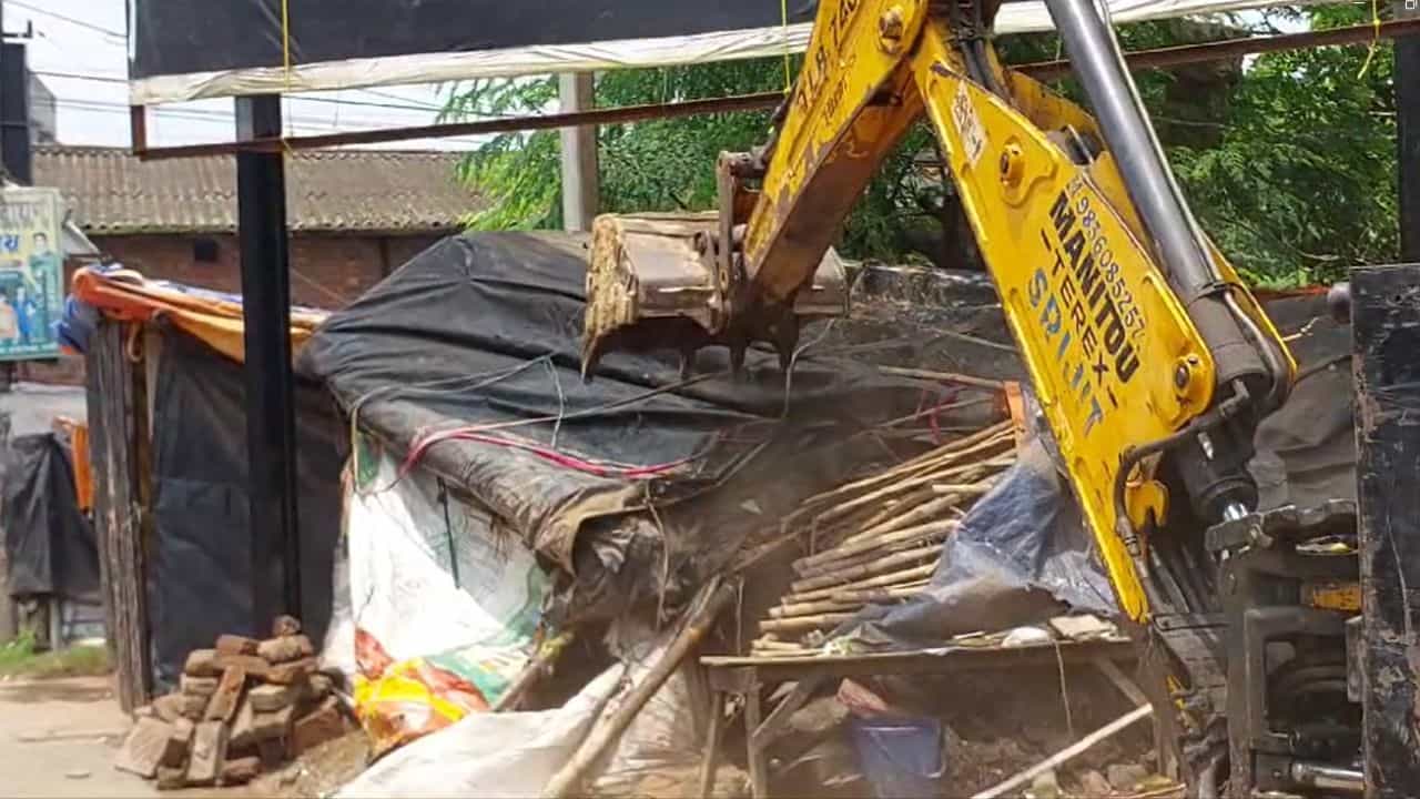 Tarakeswar: এবার বুলডোজার চালাল রেল, বেআইনি বস্তি উচ্ছেদ তারকেশ্বরে Tarakeswar: এবার বুলডোজার চালাল রেল, বেআইনি বস্তি উচ্ছেদ তারকেশ্বরে