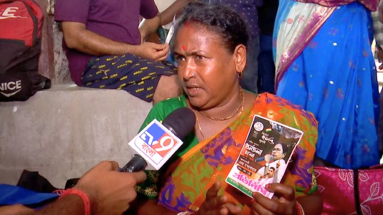TMC 21 July: 'মিটিংয়ের পর তিনদিন গাড়ি ফ্রি বলেছে', তৃণমূলের ব্যাজ দেখিয়ে বলছেন যাত্রী TMC 21 July: 'মিটিংয়ের পর তিনদিন গাড়ি ফ্রি বলেছে', তৃণমূলের ব্যাজ দেখিয়ে বলছেন যাত্রী