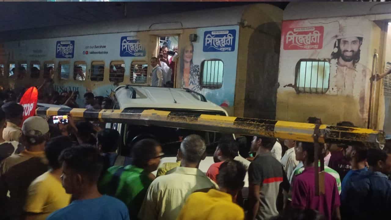 Khardah Accident ভিডিয়ো: ভয়ঙ্কর রেল দুর্ঘটনা খড়দহের বুকে হতে পারত আজ! Khardah Accident ভিডিয়ো: ভয়ঙ্কর রেল দুর্ঘটনা খড়দহের বুকে হতে পারত আজ!