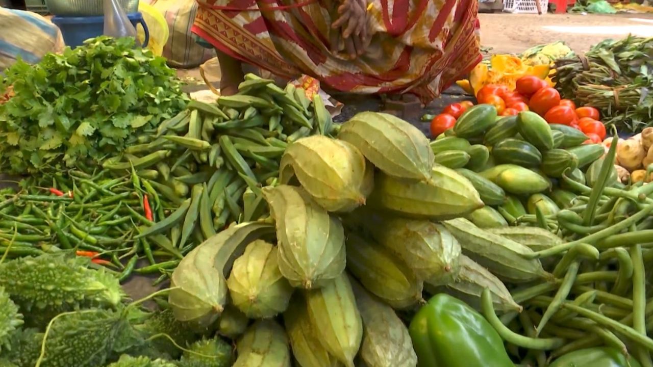 শরীর সুস্থ রাখতে সবুজ শাক-সবজি খাওয়া জরুরি। যার মধ্যে অন্যতম করলা। ডায়াবেটিস থেকে চর্মরোগ এড়াতে শিশু থেকে বয়স্ক, সকলকেই করলা খাওয়ার পরামর্শ দেন বিশেষজ্ঞরা