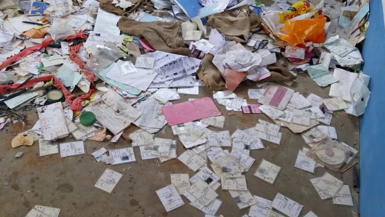 Voter Card Recover: চারদিকে ছড়িয়ে ছিটিয়ে ভোটার কার্ড, ভোটার লিস্ট, সরকারি কাগজ! বর্জ্য প্রক্রিয়াকরণ কেন্দ্রে এসবই চলে? Voter Card Recover: চারদিকে ছড়িয়ে ছিটিয়ে ভোটার কার্ড, ভোটার লিস্ট, সরকারি কাগজ! বর্জ্য প্রক্রিয়াকরণ কেন্দ্রে এসবই চলে?