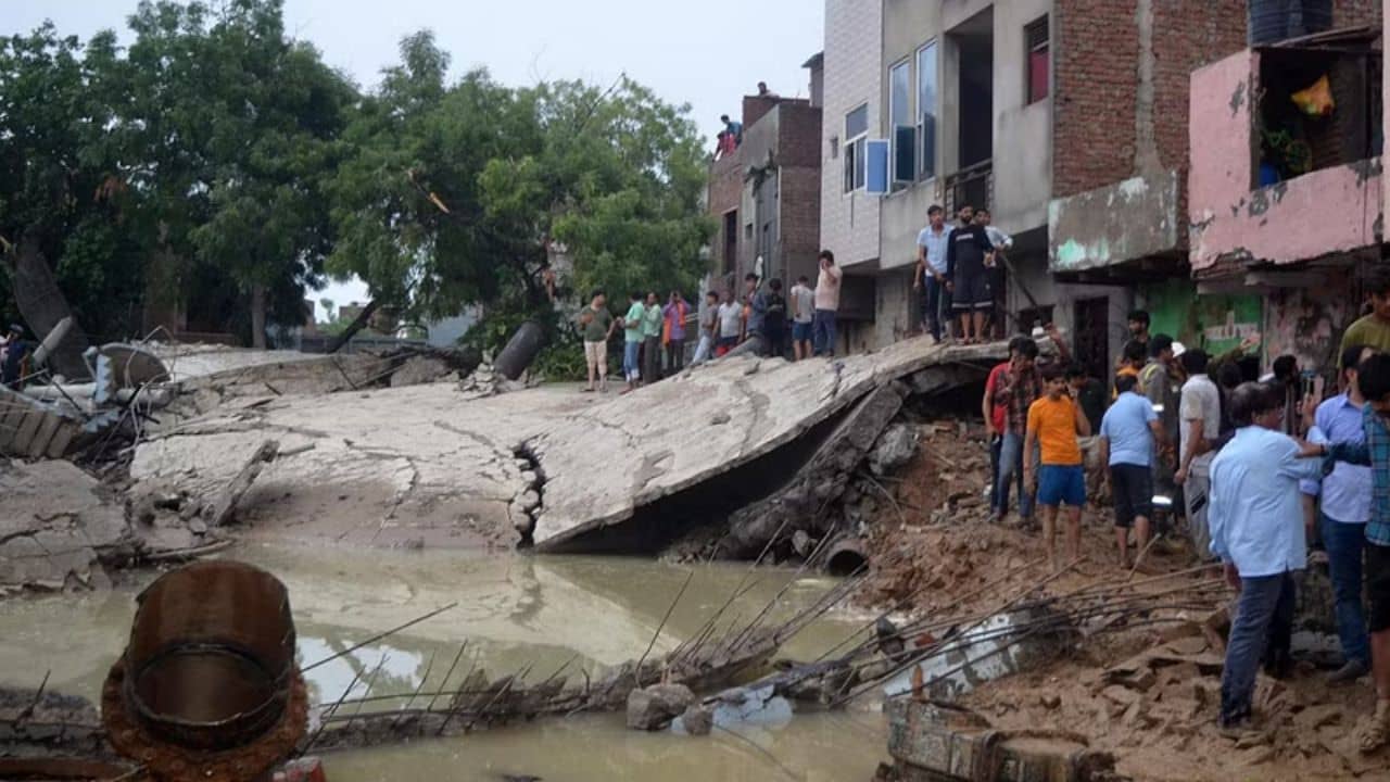 Water Tank: হুড়মুড়িয়ে ভেঙে পড়ল জলের ট্যাঙ্ক, নিহত ২