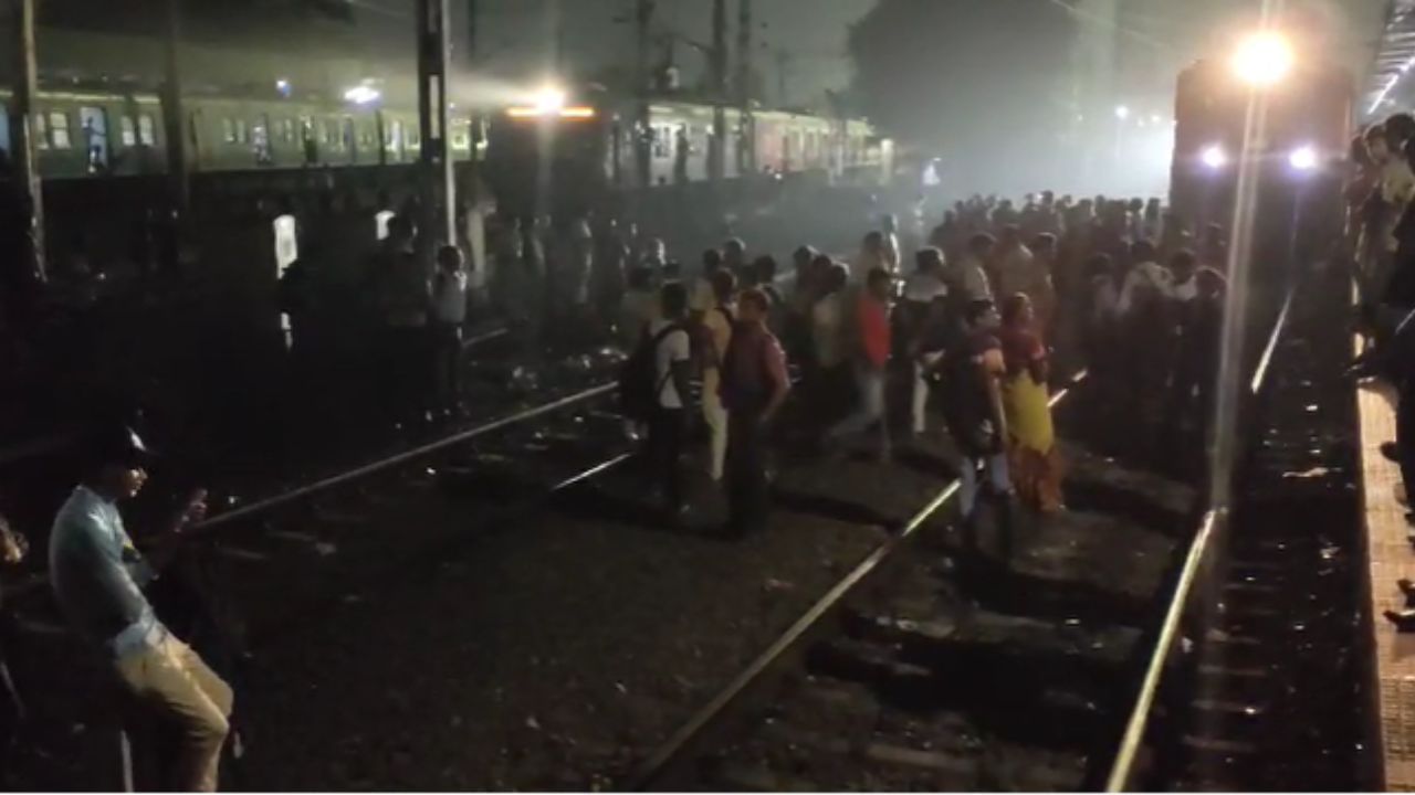 Train Cancel: ভর সন্ধেয় বন্ধ লোকাল ট্রেন, চরম বিপত্তি টিকিয়াপাড়ায়