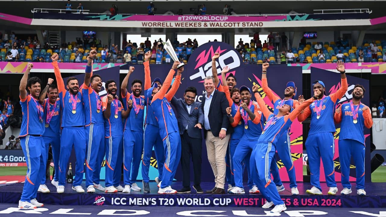 MS Dhoni: আগাম বার্থ ডে গিফ্ট, হৃদস্পন্দন বাড়লেও রোহিতদের বিশ্বজয়ে আল্পুত ধোনি