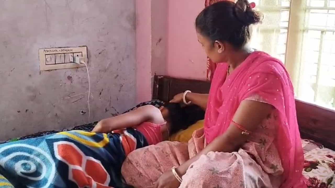 নির্মম! আগুনে স্টিলের চামচ গরম করে ৯ বছরের কিশোরীকে 'ছ্যাঁকা' দিলেন নিজের কাকিমা নির্মম! আগুনে স্টিলের চামচ গরম করে ৯ বছরের কিশোরীকে 'ছ্যাঁকা' দিলেন নিজের কাকিমা