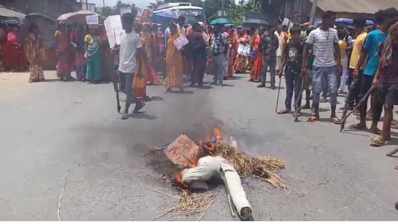 Maldah: অষ্টম শ্রেণির পড়ুয়াকে ধর্ষণ করে খুনের অভিযোগ, অভিযুক্তকে ছেড়ে দেওয়ায় পুলিশের বিরুদ্ধে তুমুল বিক্ষোভ