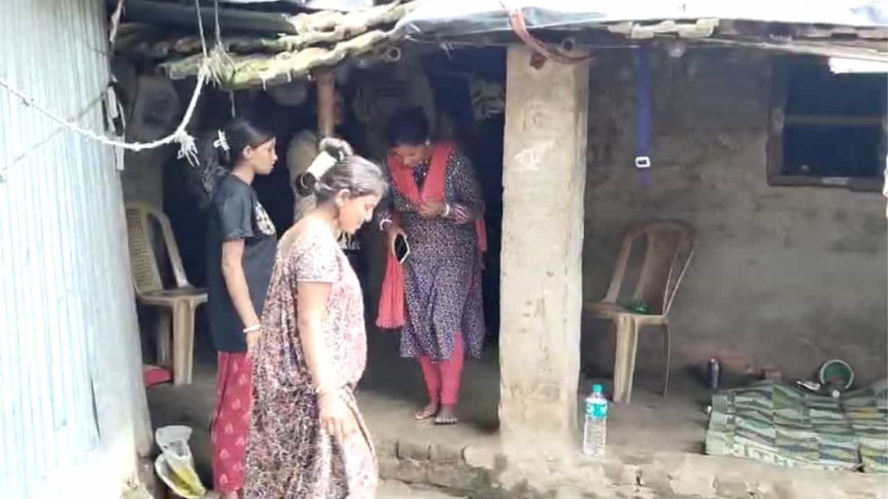 Malda: 'ভাসুর বলছে আমার সঙ্গে ঘুমাবি কি?', ভয়াবহ অভিজ্ঞতা শোনালেন মহিলা Malda: 'ভাসুর বলছে আমার সঙ্গে ঘুমাবি কি?', ভয়াবহ অভিজ্ঞতা শোনালেন মহিলা