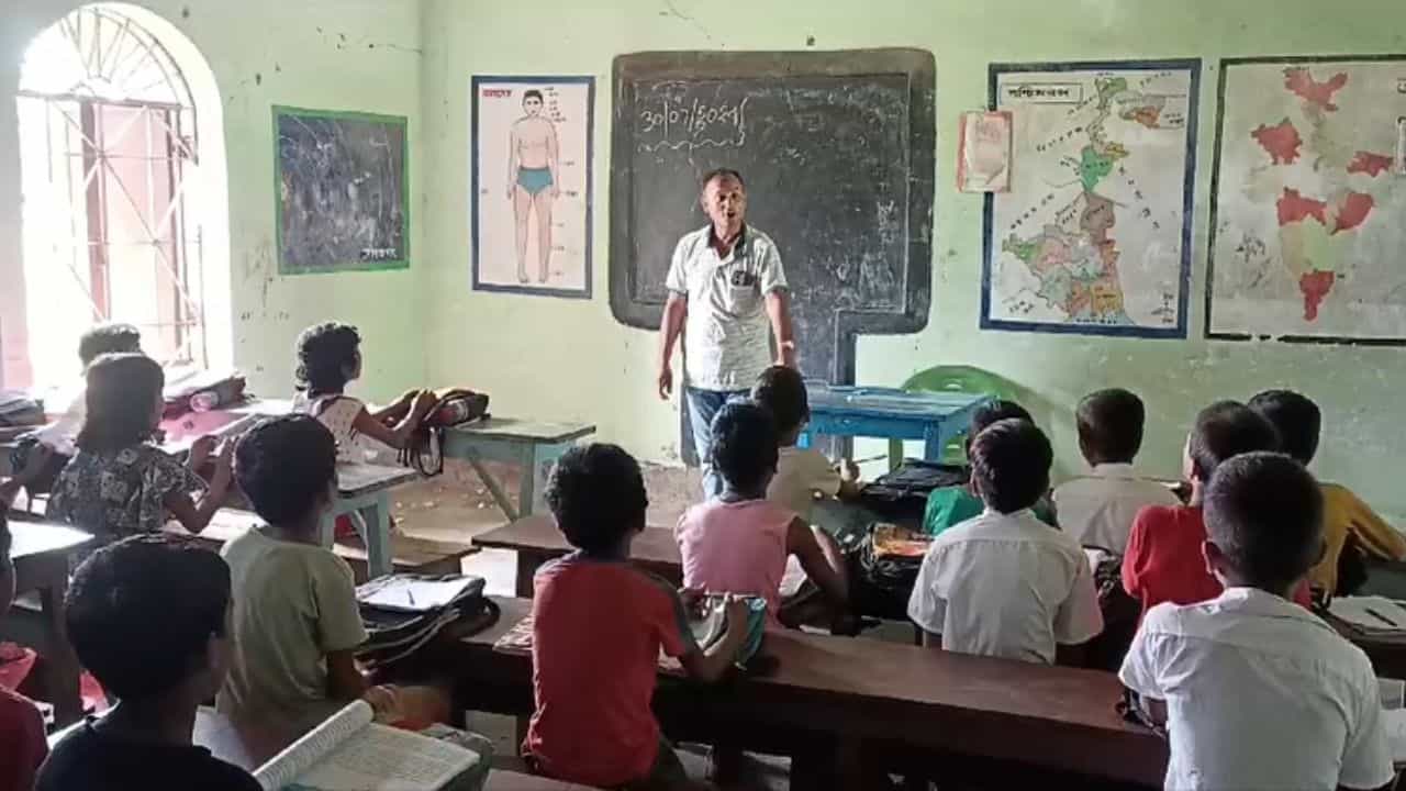 Maldah School: যে কোনও সময় 'মৃত্যু' হবে মালদহের এই স্কুলের, মরতে পারে পড়ুয়ারা, তবু কোন সাহসে হচ্ছে পড়াশুনা! Maldah School: যে কোনও সময় 'মৃত্যু' হবে মালদহের এই স্কুলের, মরতে পারে পড়ুয়ারা, তবু কোন সাহসে হচ্ছে পড়াশুনা!