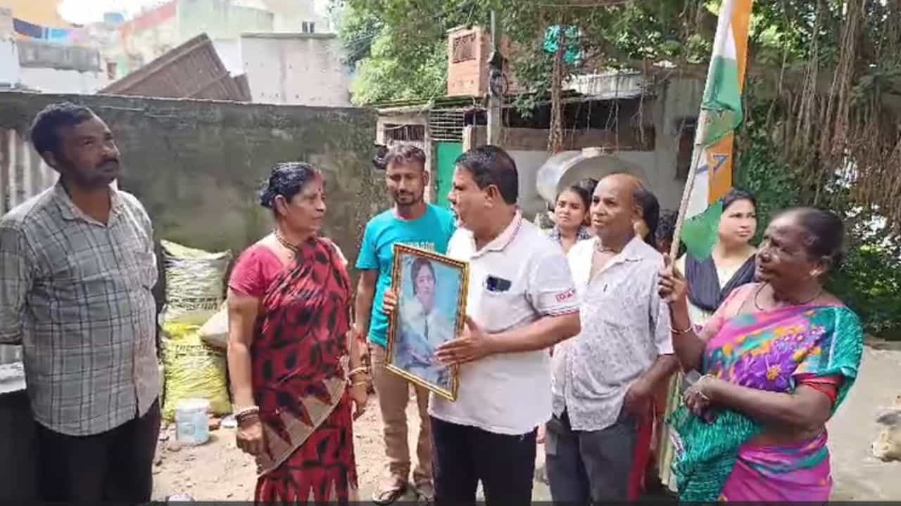 Maldah: চাপ এসেছে এক্কেবারে উপরমহল থেকে, করজোড়ে বাড়ি বাড়ি ঘুরে ক্ষমা চাইছেন কাউন্সিলর! বাসিন্দারা তো হতবাক Maldah: চাপ এসেছে এক্কেবারে উপরমহল থেকে, করজোড়ে বাড়ি বাড়ি ঘুরে ক্ষমা চাইছেন কাউন্সিলর! বাসিন্দারা তো হতবাক