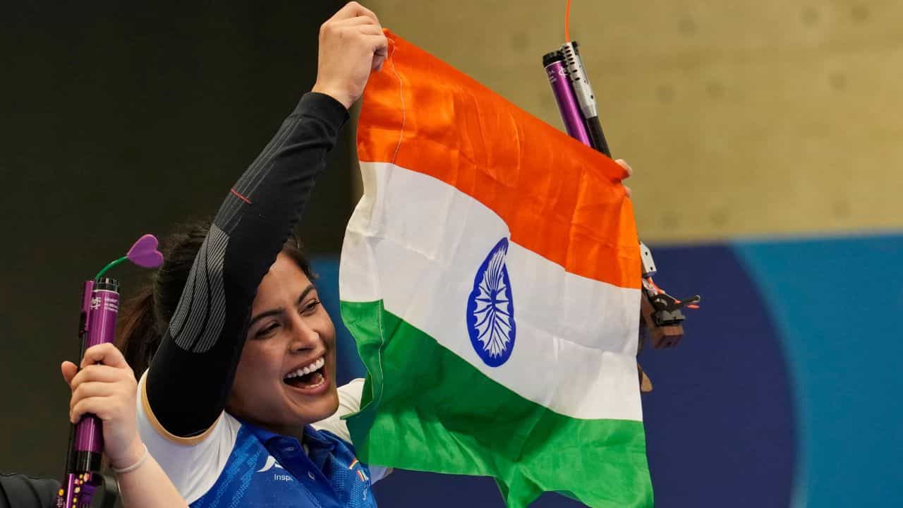 Manu Bhaker: টোকিওর কষ্টে প্রলেপ প্যারিসে, রবি-বিকেলে মনু ভাকেরের পদকে জয়জয়কার Manu Bhaker: টোকিওর কষ্টে প্রলেপ প্যারিসে, রবি-বিকেলে মনু ভাকেরের পদকে জয়জয়কার
