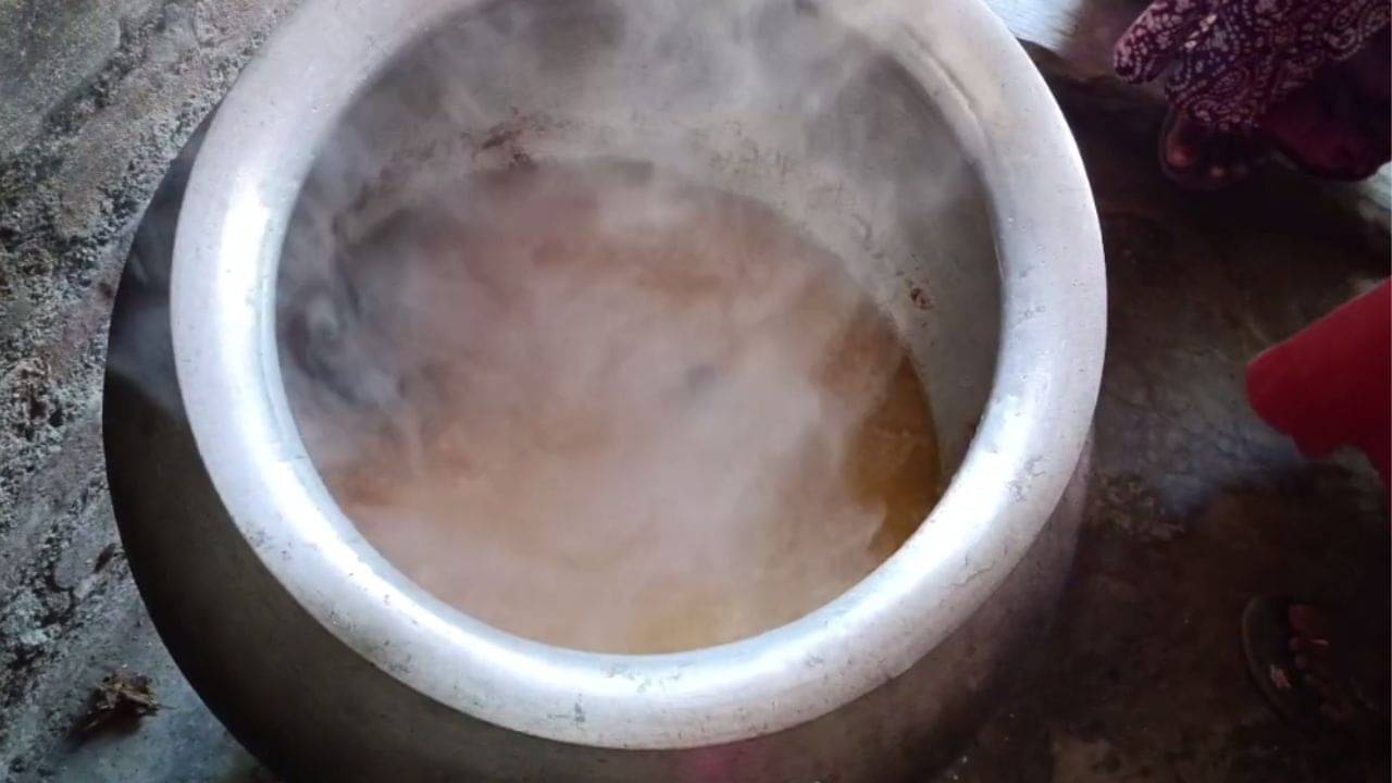 Malda: হলুদ আর নুন দিয়ে খিচুড়ি, নেই মশলা, কেউ খেতে পারে?, মিড ডে মিলের খাবার নিয়ে আবার অভিযোগ