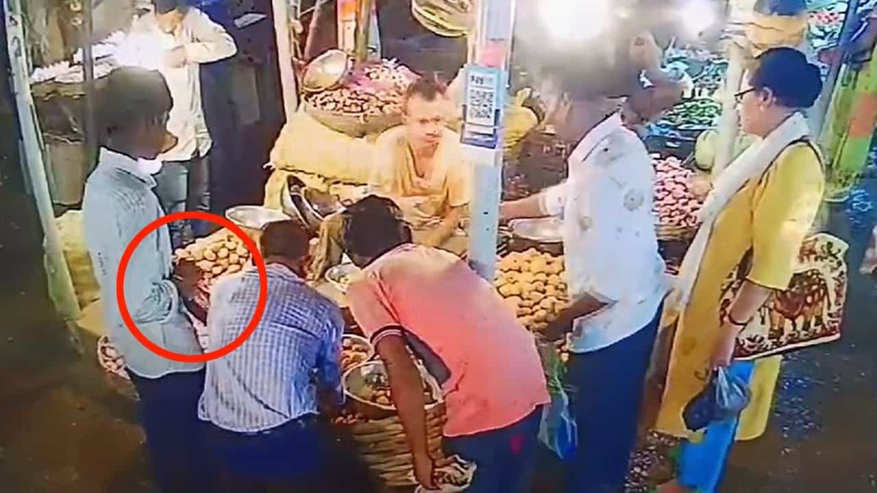 Hooghly: CCTV: উত্তরপাড়ায় ভরা বাজারে পকেট থেকে মোবাইল চুরি করে চম্পট দিল যুবক, সবটাই ধরা দেখা গেল সিসিটিভিতে Hooghly: CCTV: উত্তরপাড়ায় ভরা বাজারে পকেট থেকে মোবাইল চুরি করে চম্পট দিল যুবক, সবটাই ধরা দেখা গেল সিসিটিভিতে