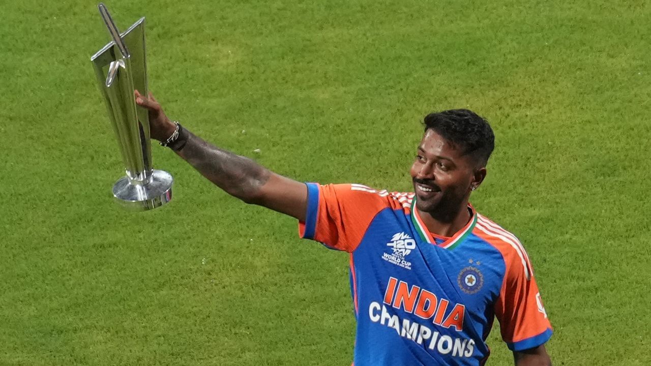 Hardik Pandya ভিডিয়ো: সোফায় বসে হার্দিক পান্ডিয়া, দেখেই ঝাঁপিয়ে পড়লেন কাছের মানুষ