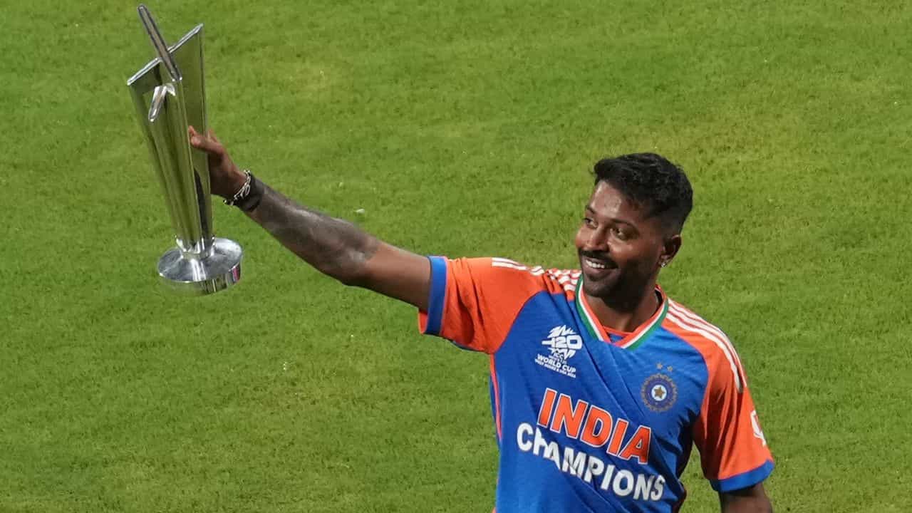 Hardik Pandya ভিডিয়ো: সোফায় বসে হার্দিক পান্ডিয়া, দেখেই ঝাঁপিয়ে পড়লেন কাছের মানুষ Hardik Pandya ভিডিয়ো: সোফায় বসে হার্দিক পান্ডিয়া, দেখেই ঝাঁপিয়ে পড়লেন কাছের মানুষ