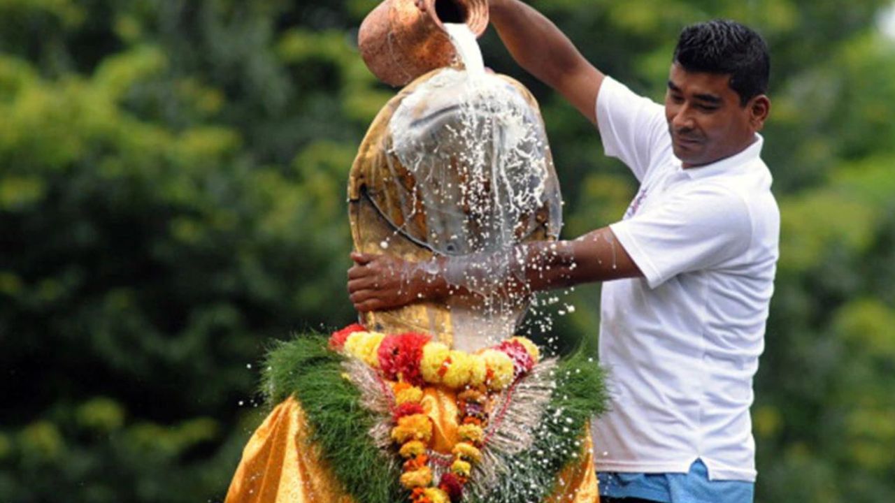 বাড়ির সদর দরজার সামনে সাপের মূর্তি বা ঘরে মাটির তৈরি সাপের মূর্তি রাখতে পারেন। তাতে নাগদেবতার আশীর্বাদ পেতে পারেন। সর্পদেবতাকে ফুল, মিষ্টি ও দুধ নিবেদন করতে পারেন। নাগ পঞ্চমীর দিনে সরীসৃপ বা সাপ দেখতে পেলে কখনও আঘাত করবেন না। তাই দিন চাষের জমিতে লাঙল চালাবেন না। গাছও কাটবেন না। 