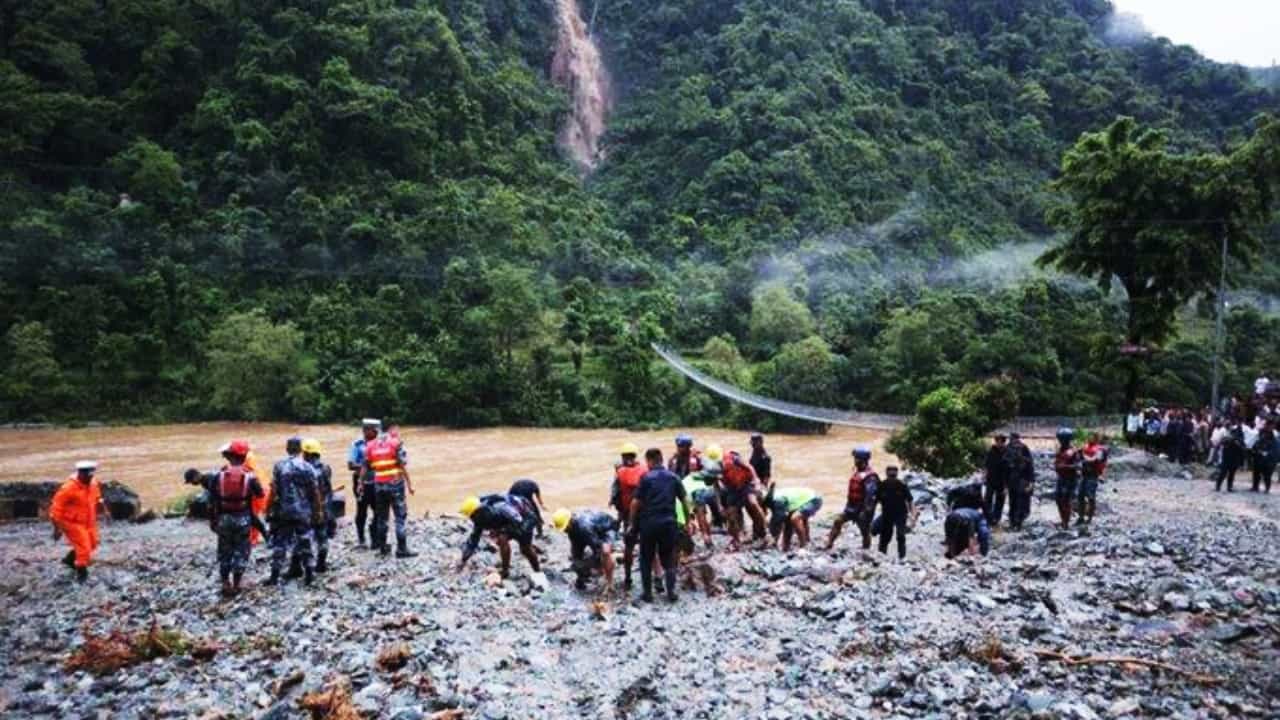 Nepal: হাইওয়েতে আচমকা ধস, ত্রিশুলী নদীতে ভেসে গেল দু-দুটি বাস! নিখোঁজ অন্তত ৬৩ Nepal: হাইওয়েতে আচমকা ধস, ত্রিশুলী নদীতে ভেসে গেল দু-দুটি বাস! নিখোঁজ অন্তত ৬৩