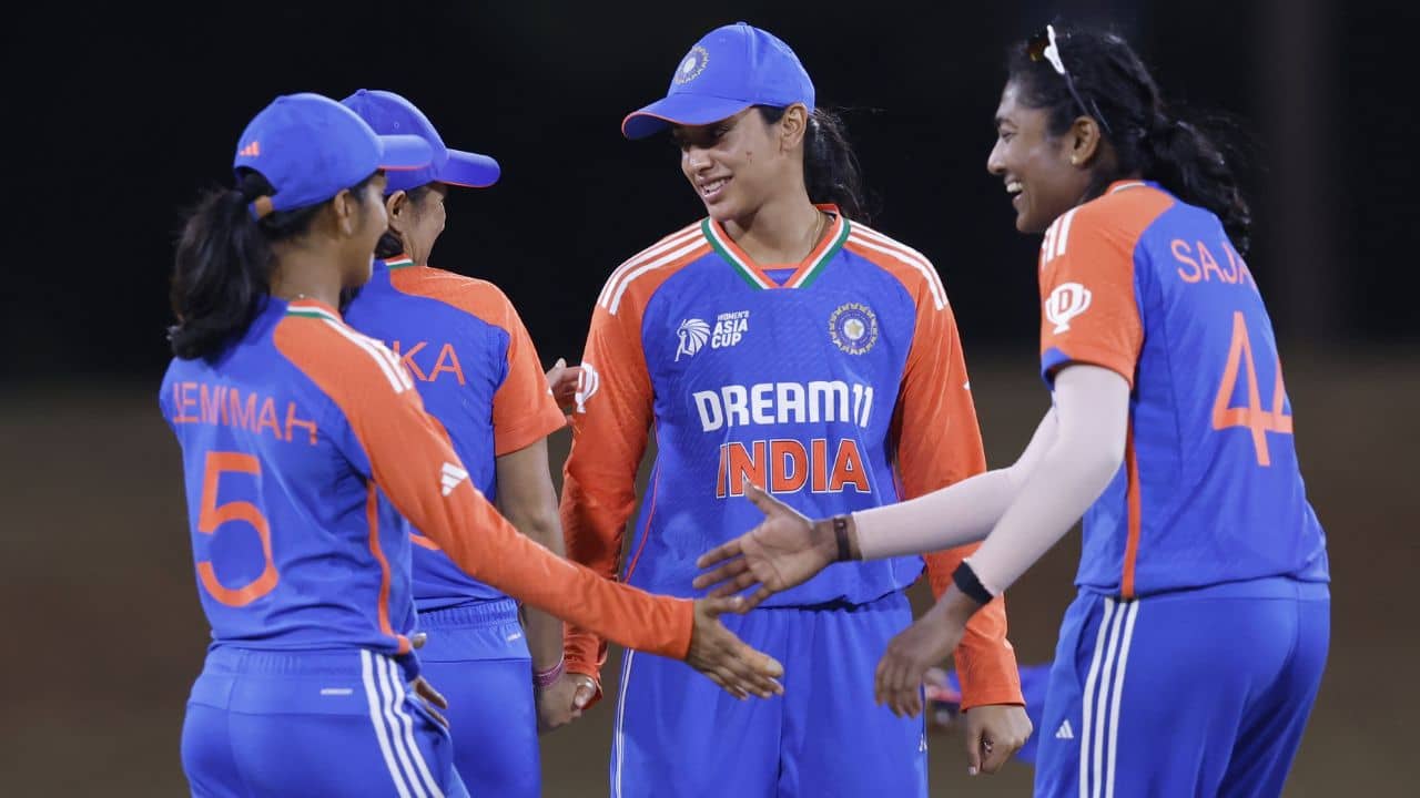 Indian Womens Cricket Team: স্মৃতিদের এক টুকরো ভালোবাসা দিলেন নেপালের ক্রিকেটাররা, যে দৃশ্য কখনও ভোলার নয়...